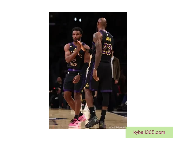 NBA历史首例父子同场助攻 布朗尼接詹姆斯传球命中三分
